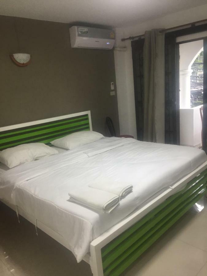Escobar Guesthouse Praia de Jomtien Exterior foto