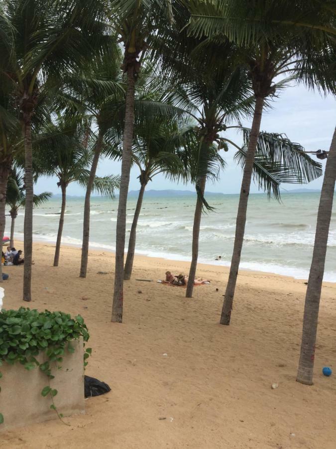 Escobar Guesthouse Praia de Jomtien Exterior foto