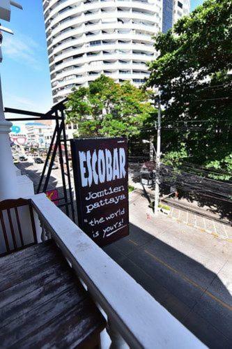 Escobar Guesthouse Praia de Jomtien Exterior foto