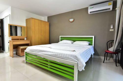 Escobar Guesthouse Praia de Jomtien Exterior foto